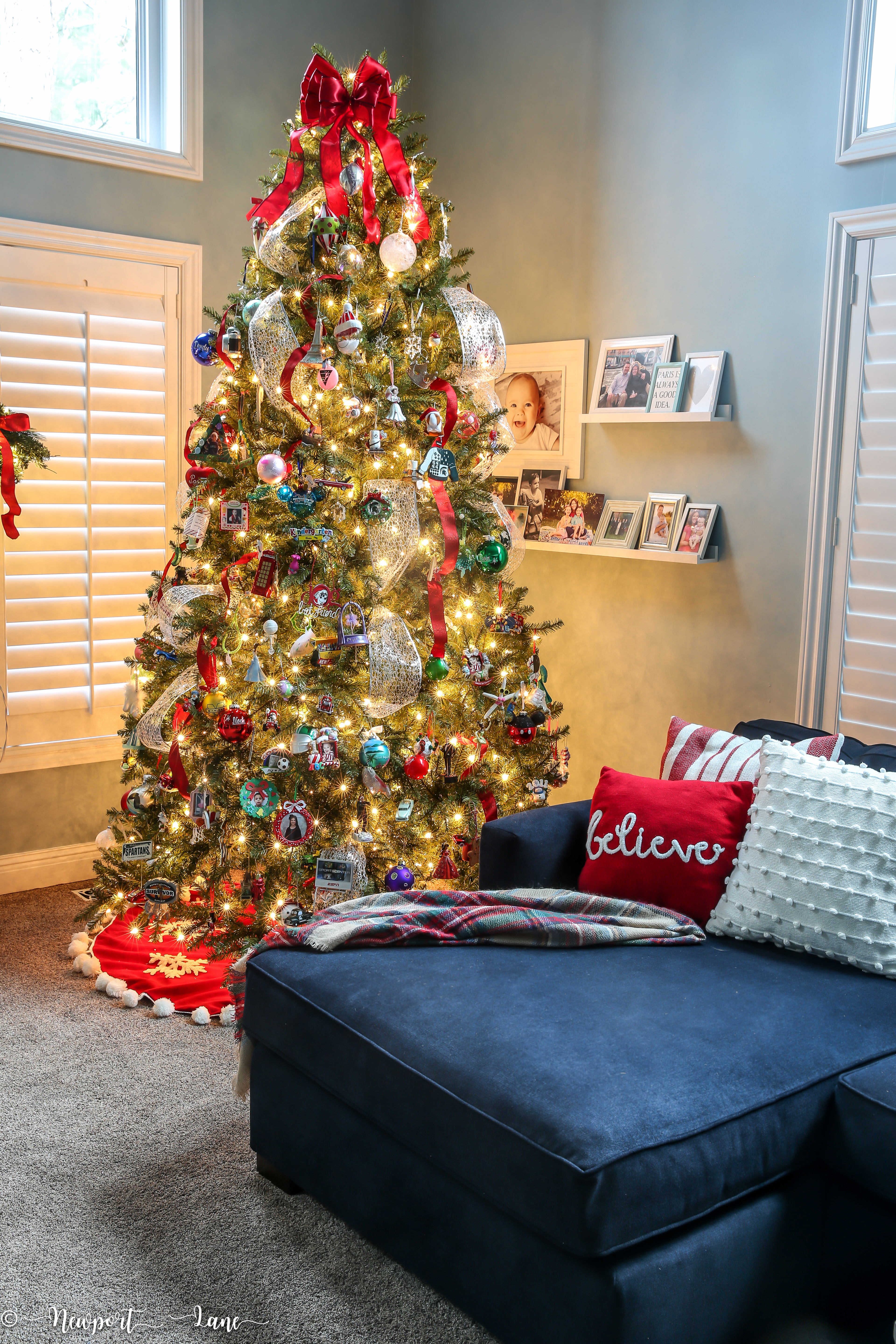 Traditional red and green Christmas decor for family rooms, Christmas trees, front porches, mantles and holiday tables. #colorscheme #christmasdecor #christmas